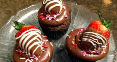 Chocolate cupcakes with strawberries